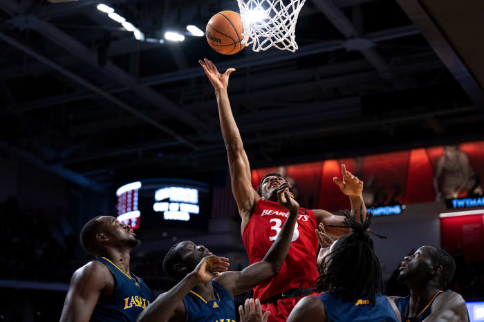 Cincinnati Bearcats forward Ody Oguama (33) hits a layup in the second half of the NCAA men s basketball game at Fifth Third Arena in Cincinnati on Saturday, Dec. 17, 2022. Cincinnati Bearcats defeated La Salle Explorers 78-60. Ncaa Basketball La Salle Explorers At Cincinnati Bearcats Ac